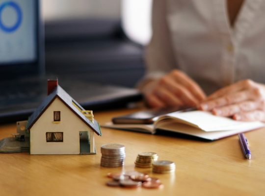 Investir en SCPI : comprendre les avantages et les risques avant de se lancer
