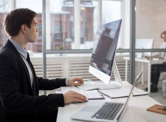 Quelle taille d'écran pc choisir pour équiper les bureaux d'une agence immobilière ?