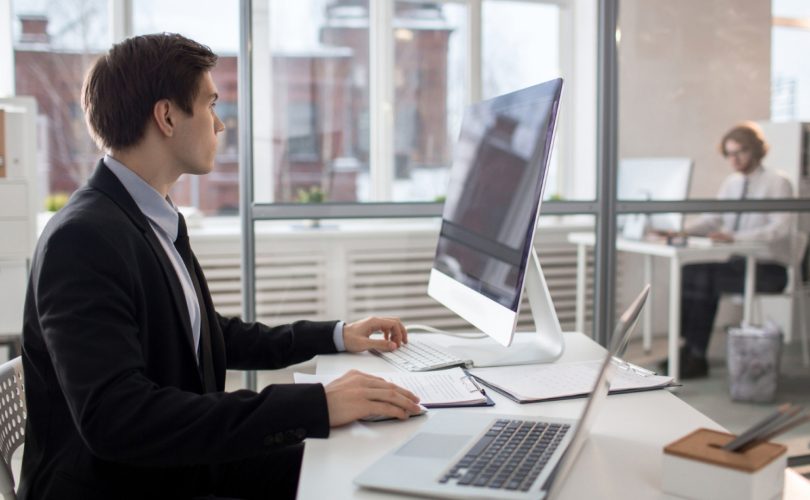 Quelle taille d'écran pc choisir pour équiper les bureaux d'une agence immobilière ?