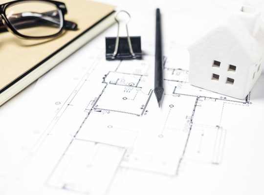 Personnaliser un plan de maison individuelle avec un constructeur : méthodes et enjeux